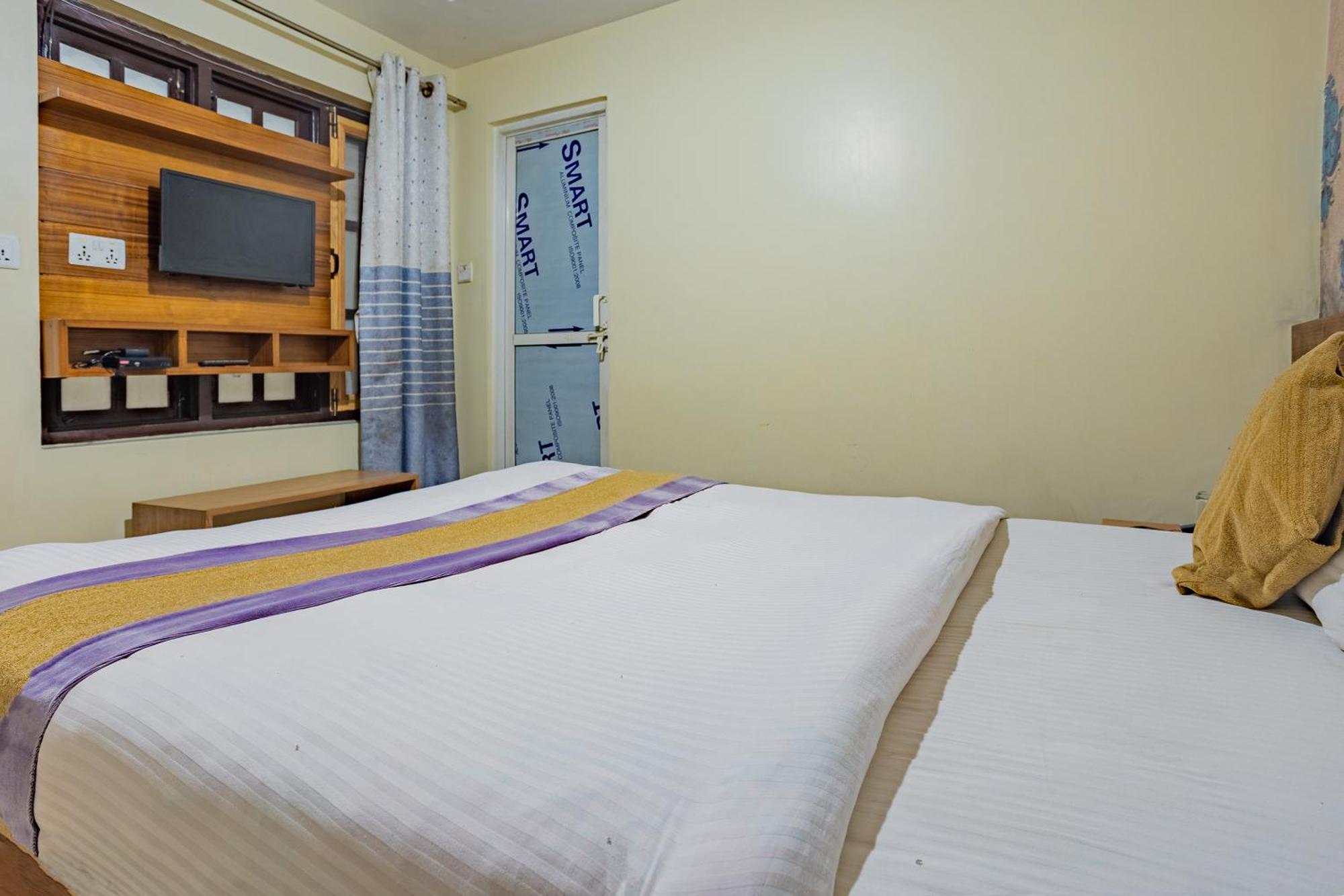 Oyo 821 Hotel Gauri Катманду Екстериор снимка