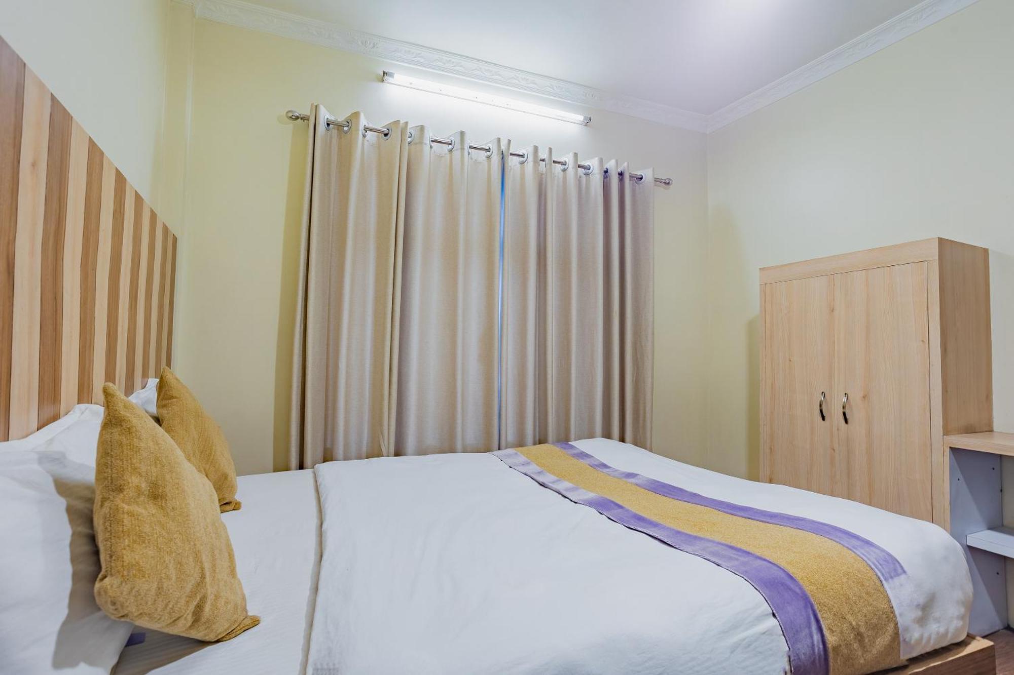 Oyo 821 Hotel Gauri Катманду Екстериор снимка