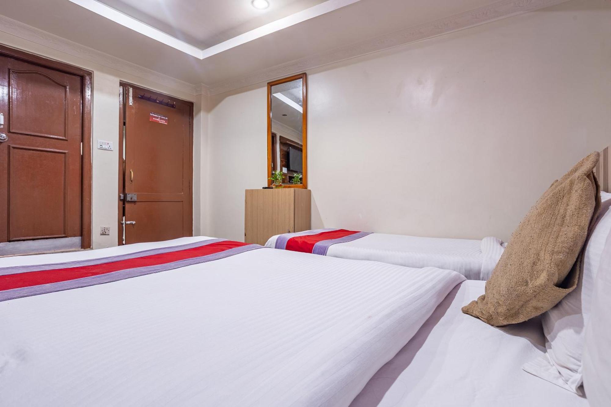 Oyo 821 Hotel Gauri Катманду Екстериор снимка
